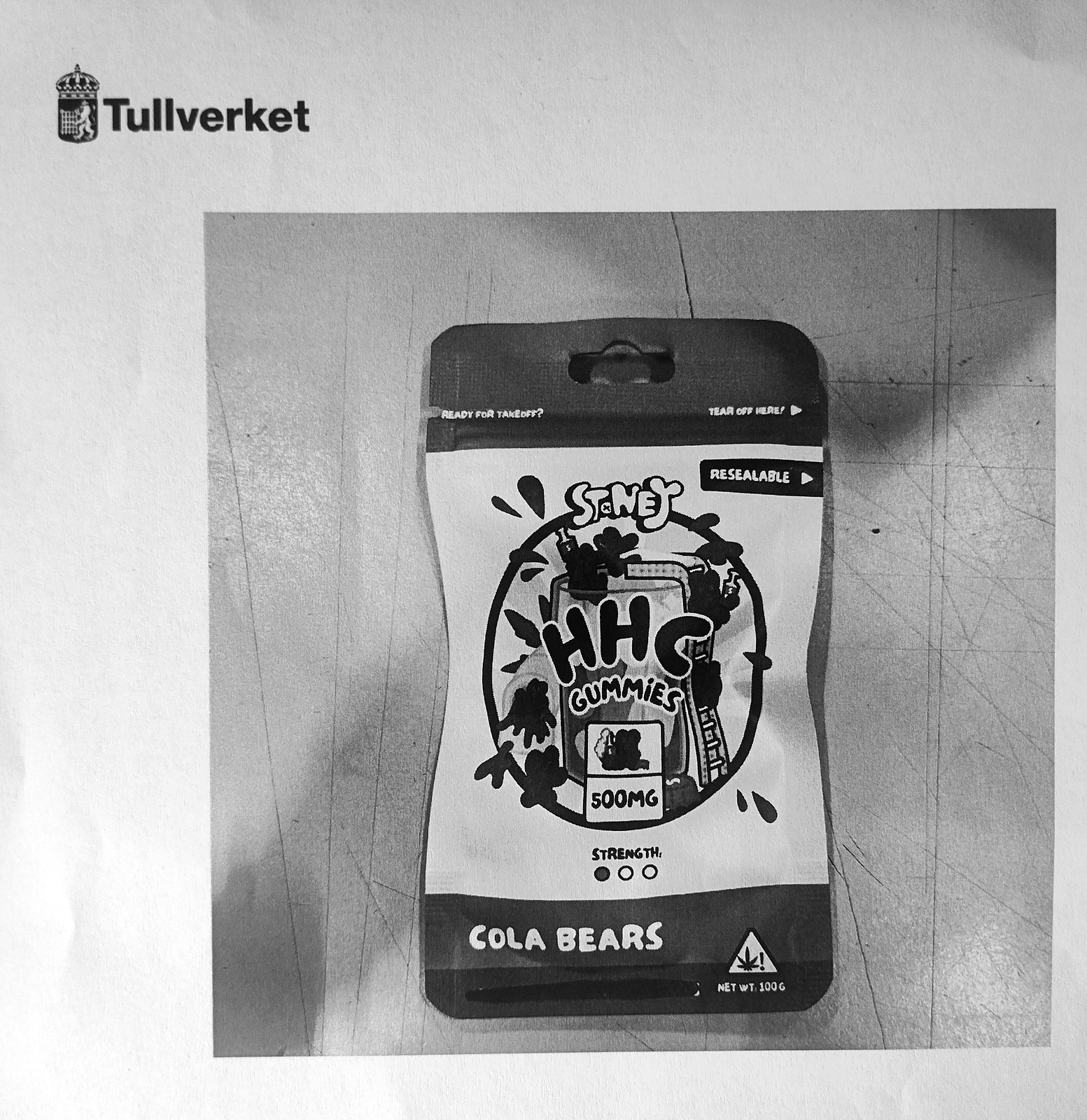 A page from the Swedish customs file: the Tullverket letterhead and national crest above a photocopied photograph of a single Stoney HHC cola-bear gummy pouch.